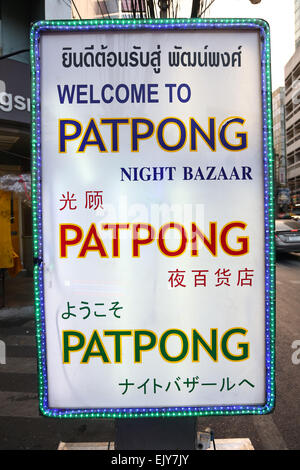 Il Patpong Bazaar Notturno segno di mercato a Bangkok, in Thailandia Foto Stock