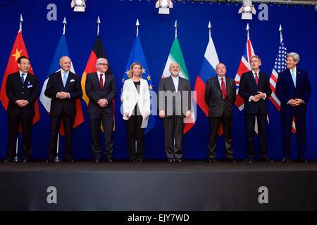 Capi delegazione posano per una foto di gruppo dopo il suo successo a concordare un quadro di negoziati tra il P5+1 nazioni membri e funzionari iraniani circa il futuro del loro programma nucleare presso la École Polytechnique Fédérale de Lausanne Aprile 2, 2015 a Losanna, Svizzera. Da sinistra, Capo della Missione della Repubblica popolare cinese per l'Unione europea Hailong Wu, il Ministro degli esteri francese Laurent Fabius, il Ministro degli esteri tedesco Frank-Walter Steinmeier, Unione Europea Alto rappresentante per gli Affari Esteri e la politica di sicurezza Federica Mogherini, ministro degli Esteri iraniano Javad Zarifat, Foto Stock