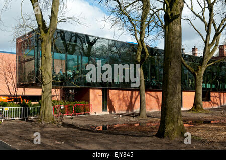 La nuova ala (2015) e il cafe del Whitworth Art Gallery, Oxford Road, Manchester, Inghilterra, Regno Unito Foto Stock