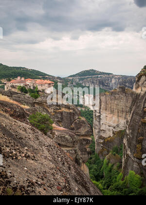 Vista di Meteora monasteri in cima alla formazioni di roccia Foto Stock