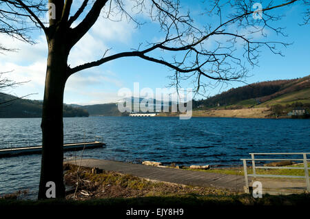 Crook Hill su serbatoio Ladybower, Peak District, Derbyshire, England, Regno Unito Foto Stock