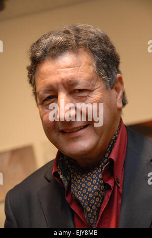 Sami Naïr acompaña en la presentacion a Edgar Morin, Onu de los intelectuales y filósofos franceses más influyentes del siglo XX Foto Stock