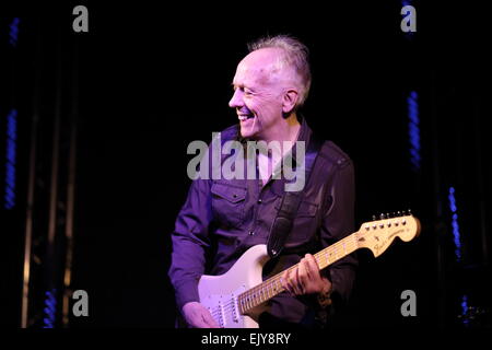 Chester, Regno Unito. Il 2 aprile 2015. Robin Trower, ex Procol Harum chitarrista, si esibisce dal vivo a un vende la folla al Live Camere in Chester. Credito: Simon Newbury/Alamy Live News Foto Stock