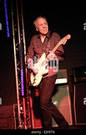 Chester, Regno Unito. Il 2 aprile 2015. Robin Trower, ex Procol Harum chitarrista, si esibisce dal vivo a un vende la folla al Live Camere in Chester. Credito: Simon Newbury/Alamy Live News Foto Stock