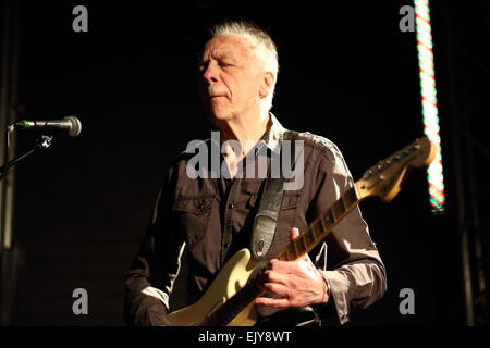 Chester, Regno Unito. Il 2 aprile 2015. Robin Trower, ex Procol Harum chitarrista, si esibisce dal vivo a un vende la folla al Live Camere in Chester. Credito: Simon Newbury/Alamy Live News Foto Stock