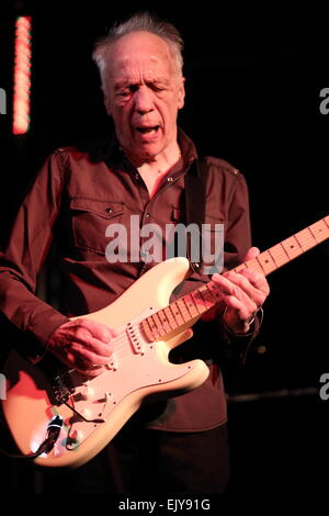 Chester, Regno Unito. Il 2 aprile 2015. Robin Trower, ex Procol Harum chitarrista, si esibisce dal vivo a un vende la folla al Live Camere in Chester. Credito: Simon Newbury/Alamy Live News Foto Stock