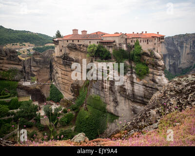 Il Moni Vaarlam monastero sulla cima di rocce di Meteora Foto Stock