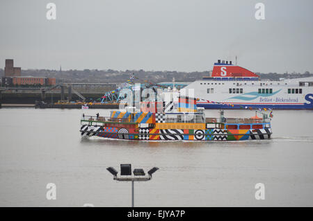 Liverpool, Regno Unito. 02Apr, 2015. Il Mersey traghetto "nowdrop' è stato trasformato in un colorato multi-nave modellato dall artista Sir Peter Blake,che ha progettato il manicotto del Beatle il sergente Pepe album. Essa rende omaggio all'originale di abbagliare le navi della prima guerra mondiale che è stata dipinta in modo da confondere il nemico U-Boat. Il dazzle nave opererà per due anni sul fiume Mersey,Liverpool,UK. Il primo cruises ha avuto luogo giovedì, 2 aprile 2015. Credito: Pak Hung Chan/Alamy Live News Foto Stock