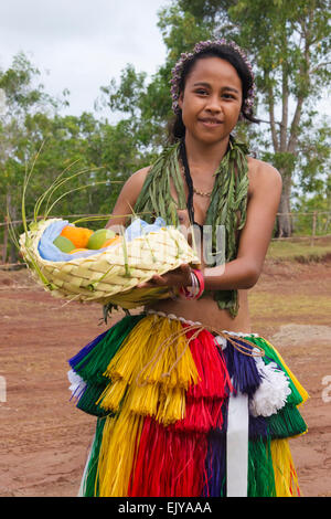 Ragazza Yapese portando cesto di frutta, Yap Island, Stati Federati di Micronesia Foto Stock