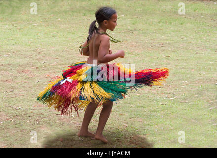 Poco Yapese ragazza in abbigliamento tradizionale fa roteare a Yap Day Festival, Yap Island, Stati Federati di Micronesia Foto Stock