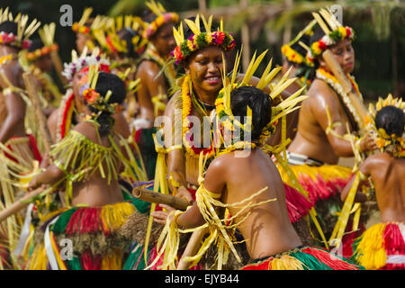 Yapese ragazze in abiti tradizionali danze con palo di bambù a Yap Day Festival, Yap Island, Stati Federati di Micronesia Foto Stock