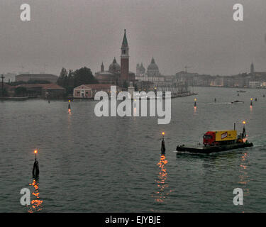 Venezia, Provincia di Venezia, Italia. 6 Ottobre, 2004. In mattina presto luce, una chiatta che porta un grande camion vele passato navigazione nautica beacon in Piazza San Marco Canal che luce il modo in passato del 16esimo secolo i benedettini ISOLA Chiesa di San Giorgio Maggiore, una delle glorie architettoniche di Venezia, una delle più popolari destinazioni turistiche internazionali © Arnold Drapkin/ZUMA filo/Alamy Live News Foto Stock