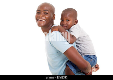 Felice giovane africano padre che porta il suo figlio sulla sua schiena Foto Stock