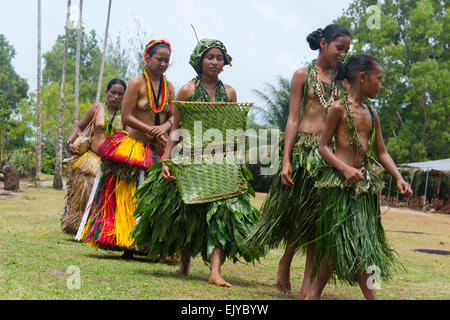 Yapese ragazze che indossano gli stili diversi di erba gonne a Yap Day Festival, Yap Island, Stati Federati di Micronesia Foto Stock