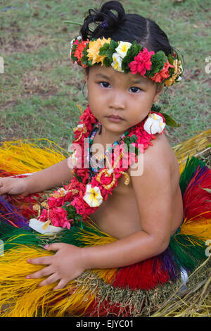 Poco Yapese ragazza in abiti tradizionali a Yap Day Festival, Yap Island, Stati Federati di Micronesia Foto Stock