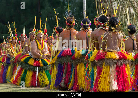 Yapese donne in abiti tradizionali danze a Yap Day Festival, Yap Island, Stati Federati di Micronesia Foto Stock