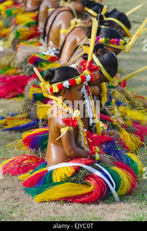 Yapese donne in abiti tradizionali danze a Yap Day Festival, Yap Island, Stati Federati di Micronesia Foto Stock