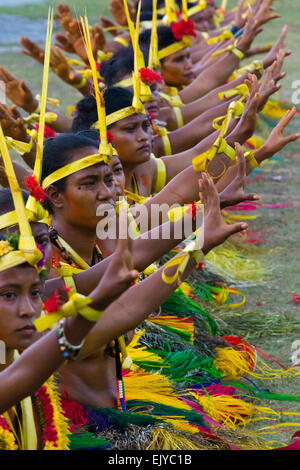 Yapese donne in abbigliamento tradizionale di cantare e ballare a Yap Day Festival, Yap Island, Stati Federati di Micronesia Foto Stock