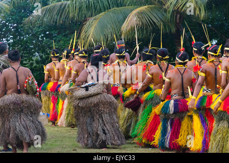 Yapese donne in abiti tradizionali danze a Yap Day Festival, Yap Island, Stati Federati di Micronesia Foto Stock