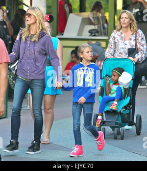 Heidi Klum prende il suo fidanzato Vito Schnabel e i bambini a Disneyland park offre: Heidi Klum,Leni Samuel,Lou Samuele dove: Anaheim California, California, Stati Uniti quando: 28 Set 2014 Foto Stock