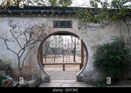 Round porta in corrispondenza del Master di reti giardino, Suzhou, Chinabotanical garden Foto Stock