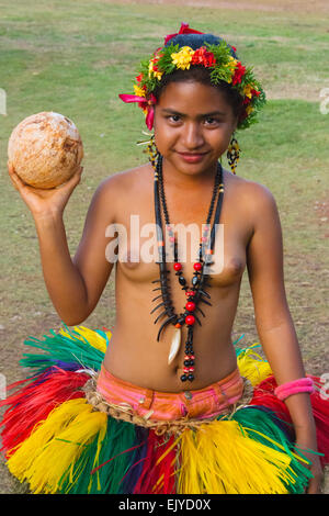 Yapese ragazza in abiti tradizionali che trasportano il cocco a Yap Day Festival, Yap Island, Stati Federati di Micronesia Foto Stock
