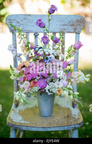 Estate bouquet con achillea (yarrow), campanula, dalia, matricale, foxglove, Nigella damascena, , Queen Anne's Pizzi, bocca di leone, Veronica. Foto Stock