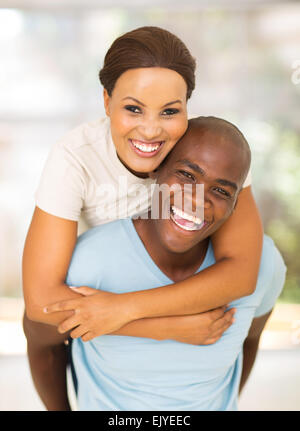 Allegro giovane americano africano giovane divertendosi con piggyback Foto Stock