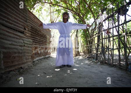 Manila, Filippine. 02Apr, 2015. Wilfredo Salvador, 58 sarà su delle persone per essere crocifisso il venerdì santo in Barangay San Juan del Giovedì Santo. Ogni anno durante la Settimana Santa di centinaia di penitenti eseguire gli atti di penitenza come auto-flagellazione, camminare a piedi scalzi che porta una croce e auto-crocifissione su tutto il territorio delle Filippine, un pre-dominantemente paese Cattolico. © Mark Cristino/Pacific Press/Alamy Live News Foto Stock