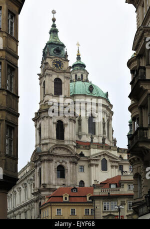 St Nikolas, uno dei più importanti edifici barocchi di Praga Foto Stock