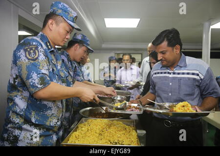 Golfo di Aden. 2 apr, 2015. Persone in fila per il pranzo presso il ristorante cinese Linyi missile frigate, 2 aprile 2015. Un totale di 225 cittadini provenienti da dieci paesi che sono stati evacuati da conflittuali Yemen sono arrivati a Gibuti a bordo di una fregata cinese il giovedì. Credito: Pan Siwei/Xinhua/Alamy Live News Foto Stock