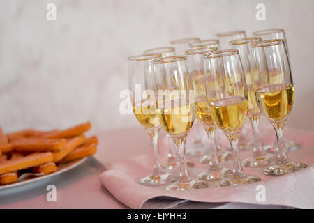 Riempire bicchieri di champagne Foto Stock