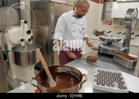 Pasticceria Odone di Torino (Italia), preparazione di cioccolatini Foto Stock