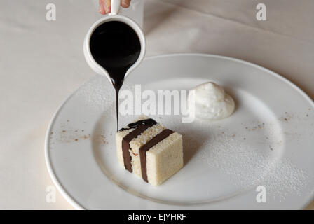 Ristorante Guido a Pollenzo (Cuneo, Piemonte, Italia), pane e torte al cioccolato Foto Stock