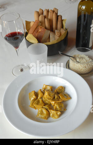 Ristorante Guido a Pollenzo (Cuneo, Piemonte, Italia), tipiche paste ripiene agnolotti' Foto Stock