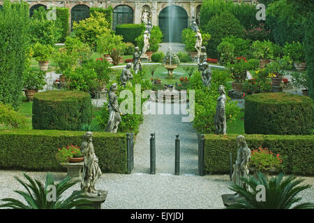 Palazzo Lucca Palazzo Pfanner - Lucca - Toscana - Italia xviii centuary giardino italiano con statue greche e romane. Foto Stock