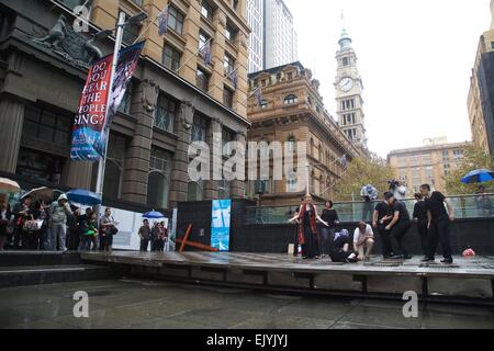 Sydney, Australia. Il 3 aprile 2015. A seguito di una performance teatrale in Martin Place, che illustra il modo in cui Gesù fu condannato a morire sulla croce il Venerdì Santo cammino verso la croce processione ha fatto il suo modo di Wesley Theatre, lungo Pitt Street, dove un Buon Venerdì servizio è tenuto. Nella foto è la performance teatrale in Martin Place. Credito: Richard Milnes/Alamy Live News Foto Stock