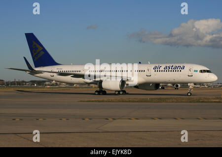 AIR ASTANA 757 Foto Stock