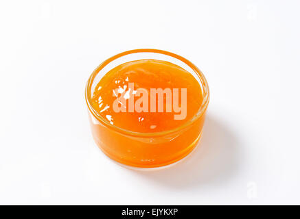 Confettura di albicocca in piccola ciotola di vetro Foto Stock