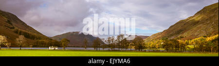 Panoramica vista autunno Buttermere giù da nord con Fleetwith Pike nella distanza Foto Stock