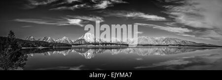 Splendido panorama del Grand Tetons riflessa nel lago Jackson, Wyoming USA Foto Stock