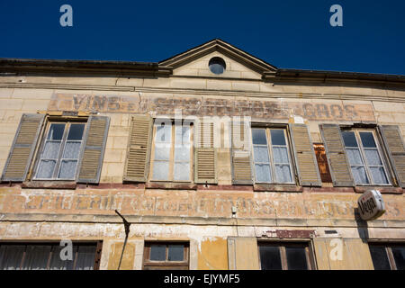 Vecchia casa con ex Vino e spirito mercantile del segno, colle dello Chaussy, Val-d'Oise, Ile de France, Francia Foto Stock