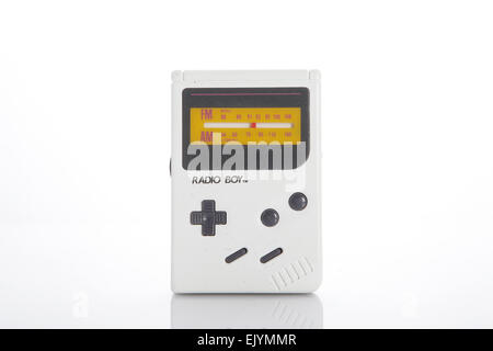 E il vecchio, vintage, bianco gameboy autoradio su sfondo bianco Foto Stock