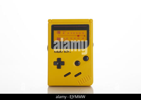 E il vecchio, vintage, giallo gameboy autoradio su sfondo bianco Foto Stock