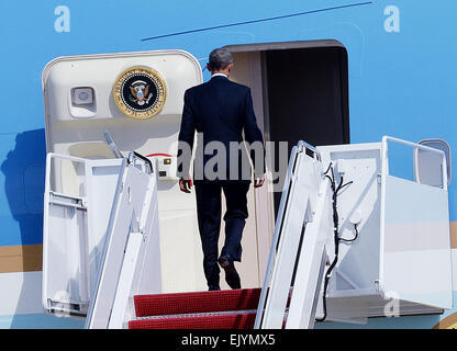 Il Presidente degli Stati Uniti Barack Obama commissioni Air Force One a base comune Andrews vicino a Camp Springs, Maryland en route per un evento sull'economia di Louisville, Kentucky il 2 aprile 2015. Egli continuerà quindi a Utah. Nella prima giornata il fatto una dichiarazione sul nucleare Iran negoziati. Credito: Olivier Douliery/Piscina via CNP - nessun filo SERVICE - Foto Stock