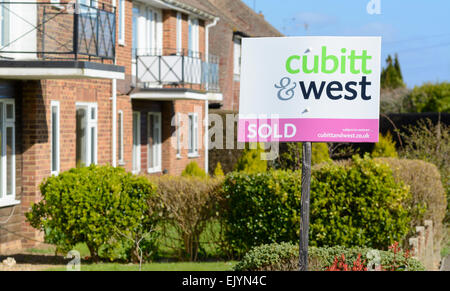 Cubitt & West agenti immobiliari venduti segno esterno di una casa. Foto Stock