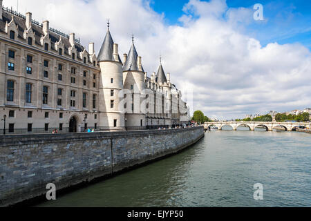 Conciergerie castello è un ex palazzo reale e nella prigione di Parigi, Francia. Oggi è una parte del popolare complesso conosciuto come il Foto Stock