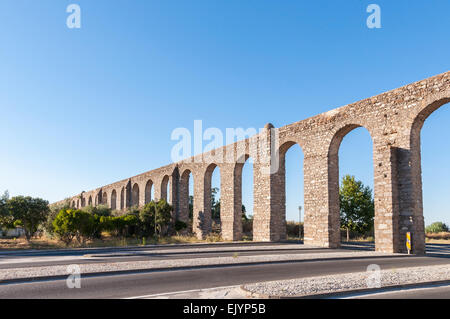 Antico Acquedotto Romano a Evora nel sole del pomeriggio, Portogallo Foto Stock