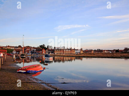 Una veduta del porto nella luce della sera a Blakeney, Norfolk, Inghilterra, Regno Unito. Foto Stock