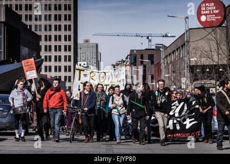 MONTREAL, Canada, 02 aprile 2015. Sommossa nelle strade di Montreal per contrastare il Comitato economico misure di austerità. Vista della prima linea Foto Stock